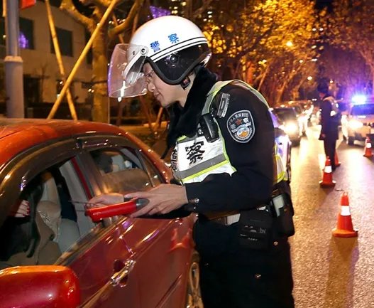 警方通报玛莎拉蒂女子叫余伟过来