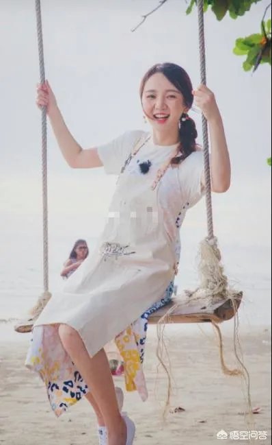 为什么看完《湖南卫视元宵喜乐会》，很多人怀疑主持人靳梦佳整容了？对她该如何评价？