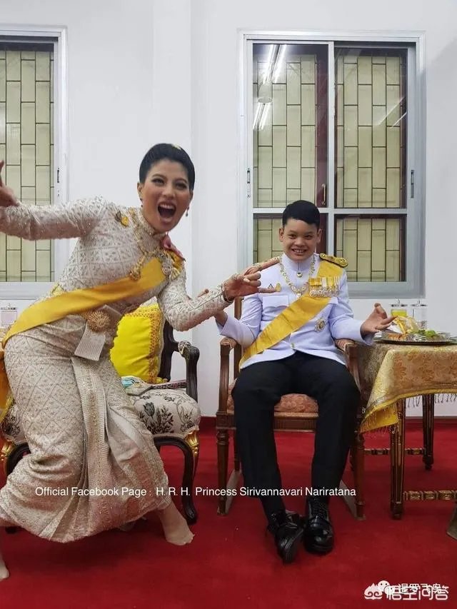 泰国国王加冕,公主们反应如何?