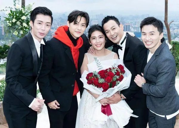 棒棒堂威廉宣布结婚,他们是如何相识的?