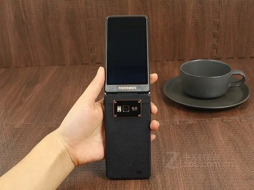 四核翻盖强机 三星W2013报价1w元出头