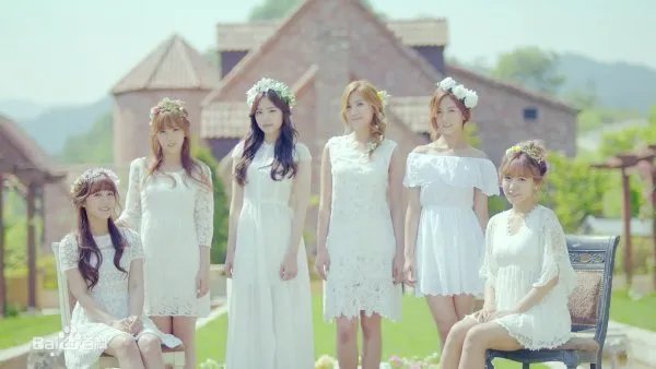 2013MAMA颁奖典礼上这三个女是韩国哪个组合的？（或者说这六个女的、因为衣服颜色穿的不一样、所