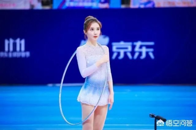 美娜参加艺术体操比赛，为什么场边的观众高喊“湖人总冠军”？