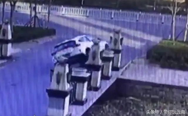 女司机开车“爬”护桥栏杆，下车后先玩自拍，你怎么看？