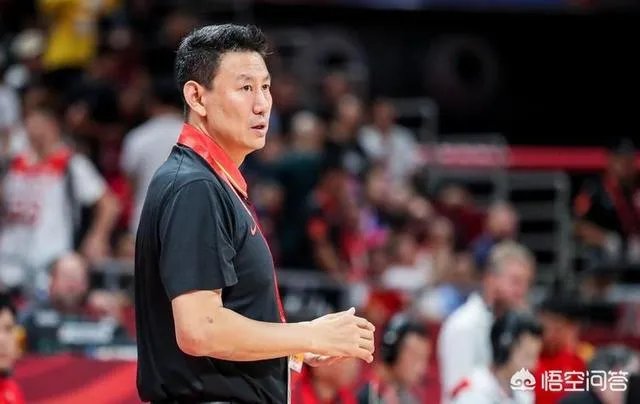 李楠结束采访时回应中国男篮两大问题，并认为发球失误不怪周琦，你们怎么看？