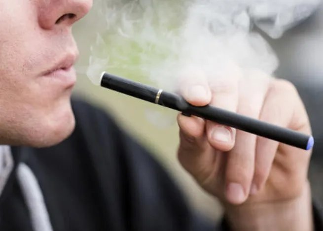 委员建议禁止向未成年人销售电子烟，电子烟的危害都有哪些？