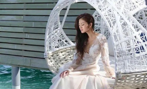 安以轩晒和老公合照庆祝结婚四周年，他们夫妻真如表面上那么恩爱吗？