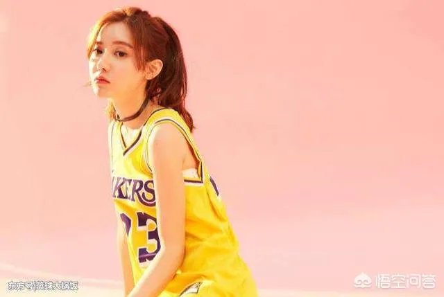 美娜参加艺术体操比赛，为什么场边的观众高喊“湖人总冠军”？