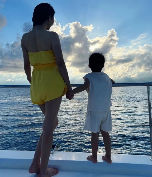 陶喆妻子晒游艇照庆结婚纪念日，白皙长腿好抢眼，他的妻子是什么身份？