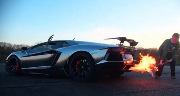 兰博基尼突然自燃，为何兰博基尼这么喜欢自毁车身？