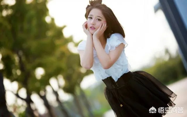 如果你逛街看到闺蜜的老公和一个女的亲密的牵手逛街购物，你会告诉她吗？