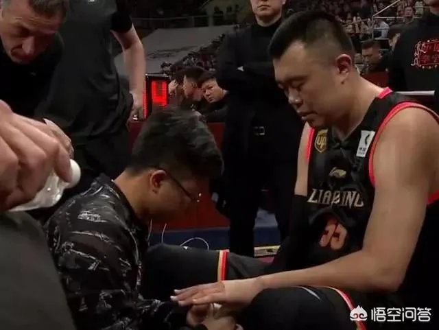 韩德君手指骨折需康复6周，最早会在半决赛复出，辽宁男篮有机会撑到半决赛吗？