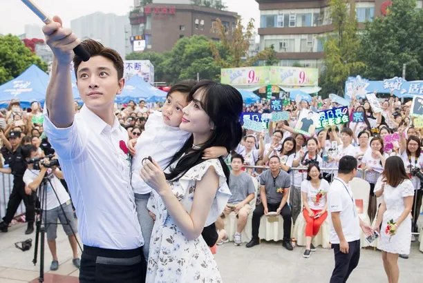 贾乃亮抱女儿出门，甜馨上演出门不带腿，贾乃亮为什么这么宠甜馨？