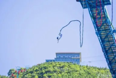 辽宁游客蹦极遇停电被倒挂半小时，景区是否应该对突发状况做应急预案？