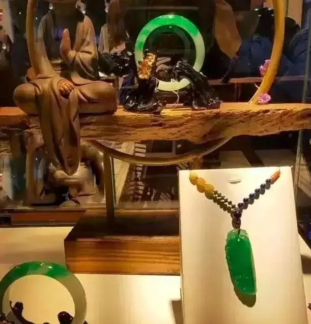 李玉刚中国风豪宅曝光，奇珍异宝多如博物馆，如此奢华却不显土豪