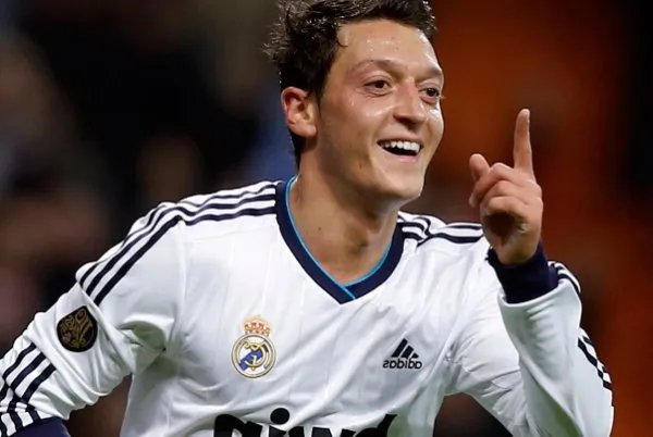 为什么阿森纳主帅埃梅里一定要赶走厄齐尔，绝不用他？