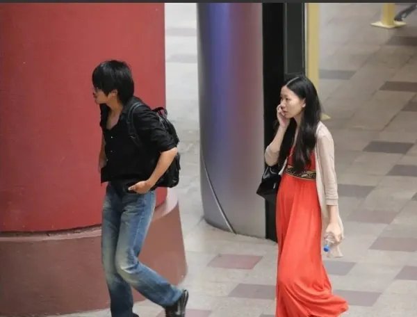 韩寒的妻子穿红色长裙配裸色开衫，这样搭配你喜欢吗？