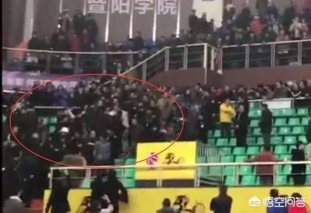 在篮球比赛现场，球迷之间为什么会发生冲突？