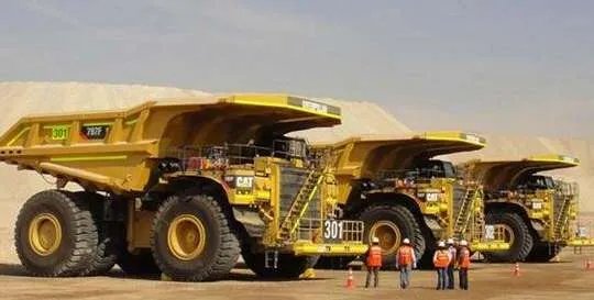 世界上最大的矿车——卡特彼勒797载重400吨，一个轮子5.3吨