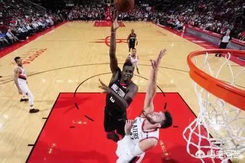 周琦登场，强势完成双手暴扣，为什么火箭队替补席连个鼓掌的都没有？
