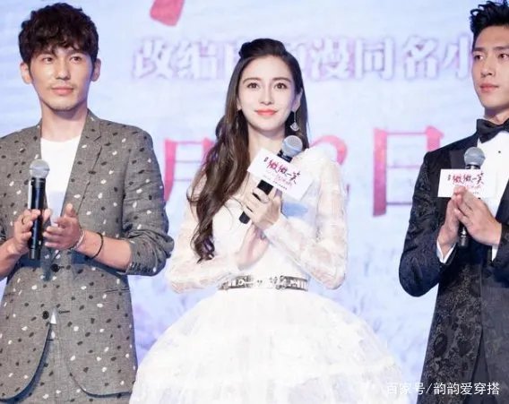 黄晓明的老婆Angelabay穿连衣短裙秀出筷子腿，你爱了吗？