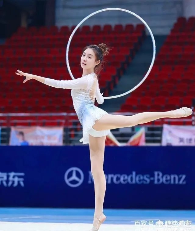 美娜参加艺术体操比赛，为什么场边的观众高喊“湖人总冠军”？