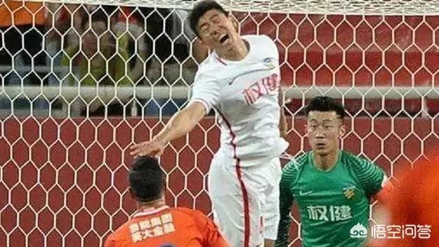 如何看待天津权健队长刘奕鸣在足协杯输球后与罚丢点球的储今朝相拥而笑？