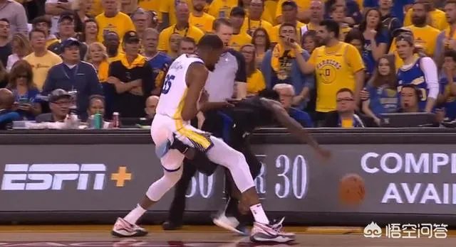 火爆！杜兰特怒推贝弗利，双双被驱逐，当时发生了什么？