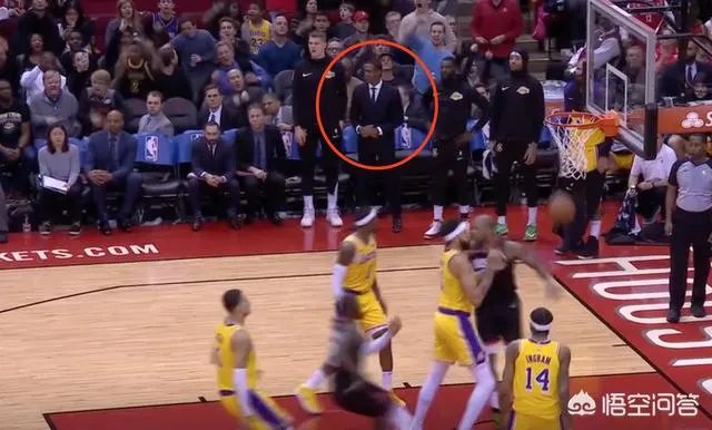 沃顿被逐,隆多起来整理西装,暂停间球员都聚向隆多,助教很无奈,你怎么看?