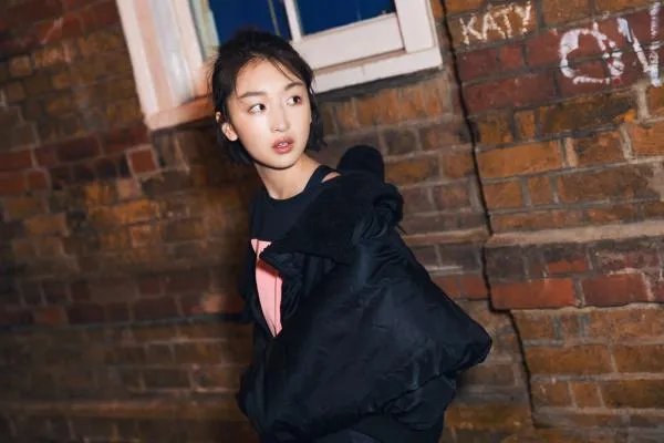 周冬雨干瘪得不成样子，穿条纹针织衫松松垮垮，长相挺甜美为何是如此的状态？