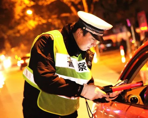 警方通报玛莎拉蒂女子叫余伟过来