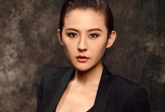 演员娜依扎产女，她是什么时候结婚的？孩子父亲是谁？