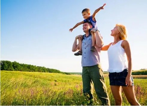 李嫣去夜市摆摊做慈善，怎样教育孩子做一个善良的人？