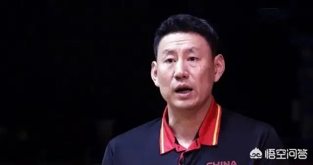 李楠结束采访时回应中国男篮两大问题，并认为发球失误不怪周琦，你们怎么看？