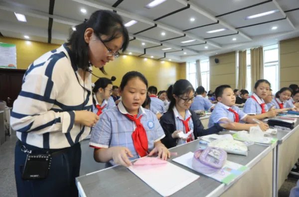 贵阳一小学37名家长联名驱逐一小女孩，引发家长此举的导火索是什么？