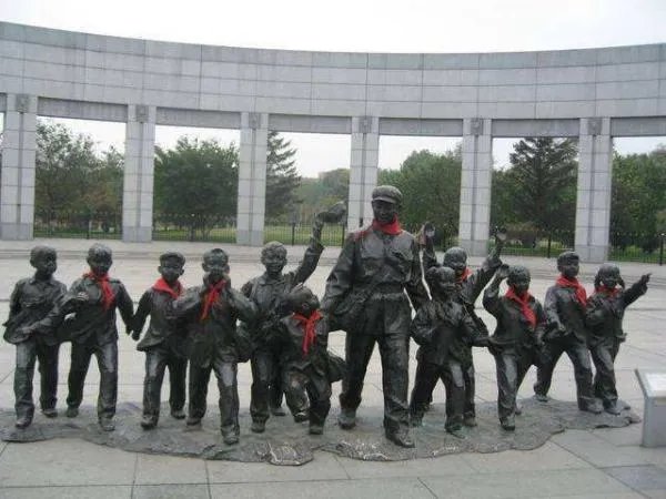 雷锋事迹简介50字