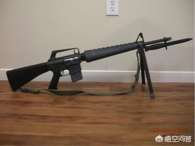 美军M4系列突击步枪有提把吗？瞄准线高吗？