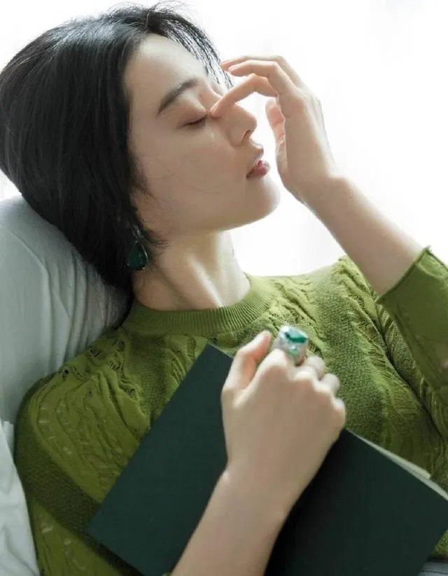 范冰冰穿长袖礼服领奖,背后的原因让人心疼?