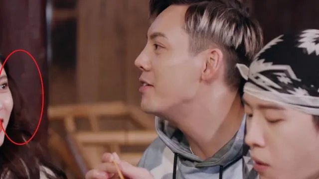 陈伟霆紧盯宋妍霏不放，周扬青看后满脸怒意，三个人之间是什么关系？