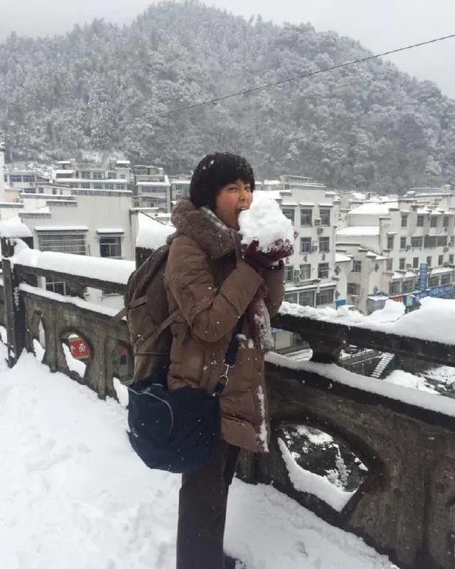 范冰冰穿长袖礼服领奖,背后的原因让人心疼?