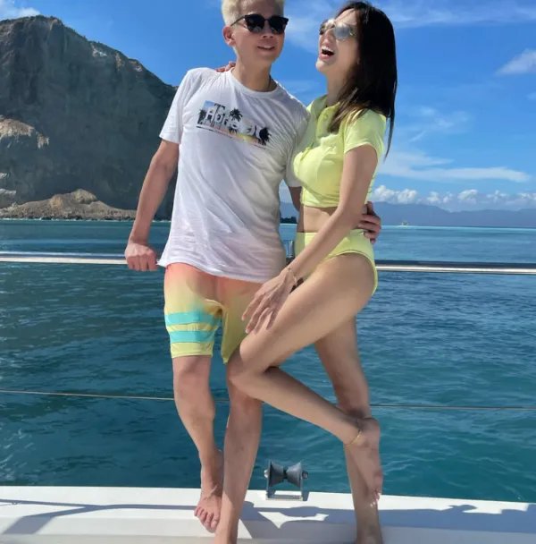 陶喆妻子晒游艇照庆结婚纪念日，白皙长腿好抢眼，他的妻子是什么身份？