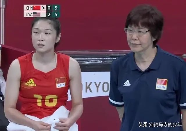 郎平教练是否要为中国女排0：3输给美国女排负责？她应该下课吗？