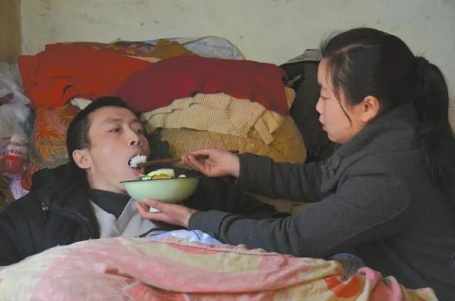 15岁“奔跑女孩”每天4次回家为瘫痪父亲做饭，你怎么看？