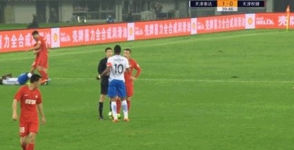 如何看待天津权健队长刘奕鸣在足协杯输球后与罚丢点球的储今朝相拥而笑？