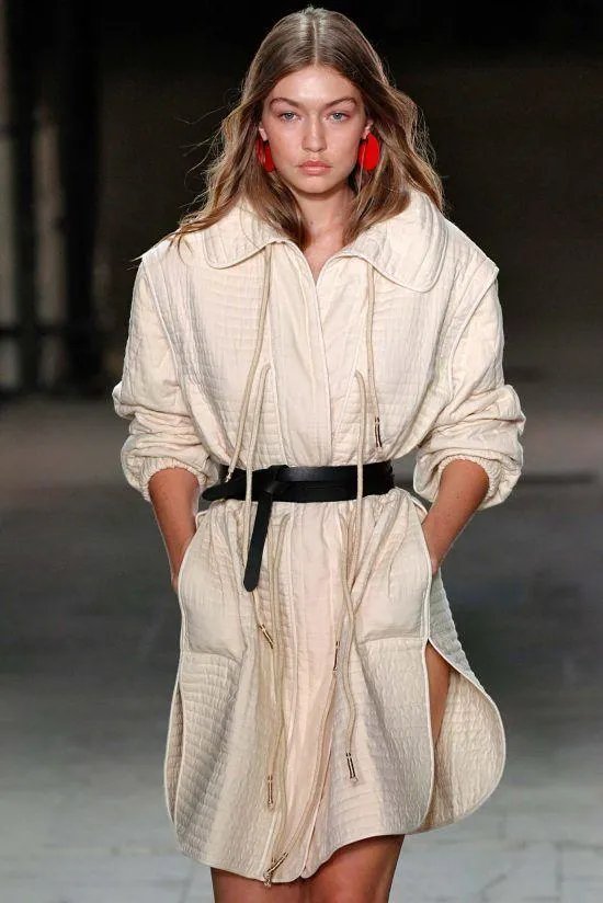 超模吉吉哈迪德的T台风到底是怎样的呢？