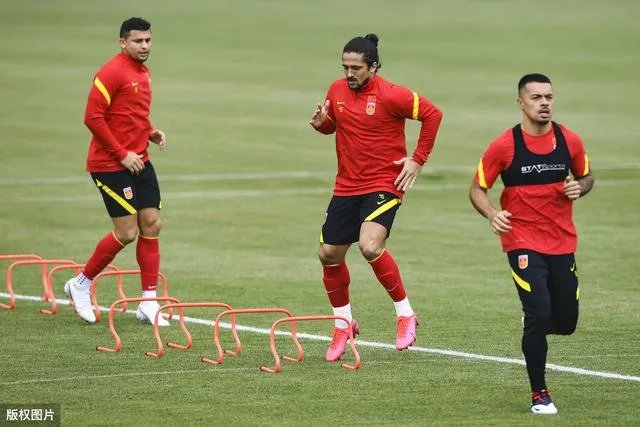 国足招入多名归化前锋，武磊还能竞争首发位置吗？