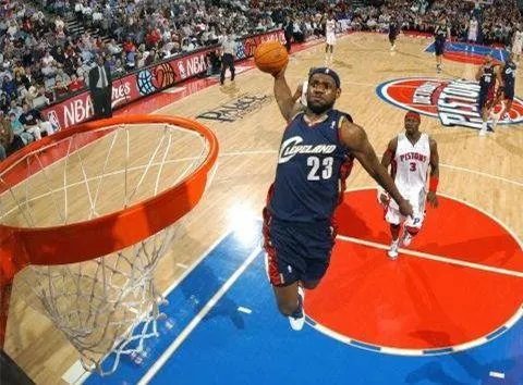 字母哥和詹姆斯罚球线起跳扣篮究竟谁更具美感?