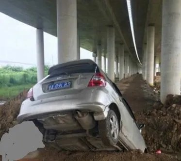 女司机跟着导航开车把自己开进水沟里是怎么回事？