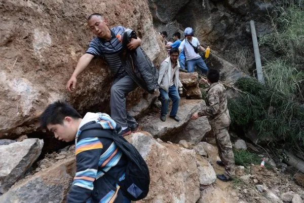 四川雅安一地坍塌有人员失联，遇到类似情况时应该如何自救？