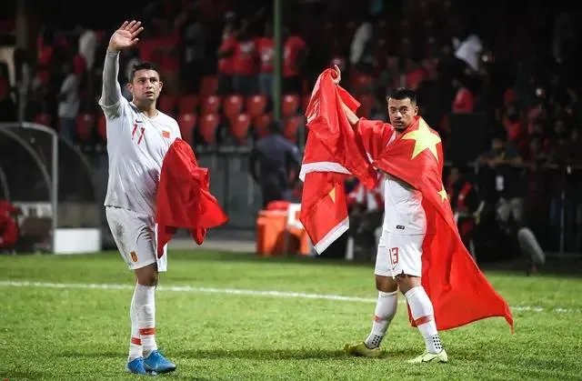 国足招入多名归化前锋，武磊还能竞争首发位置吗？